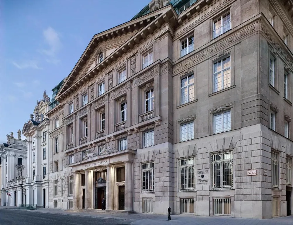 Entrada do Park Hyatt Vienna na praça Am Hof, centro histórico