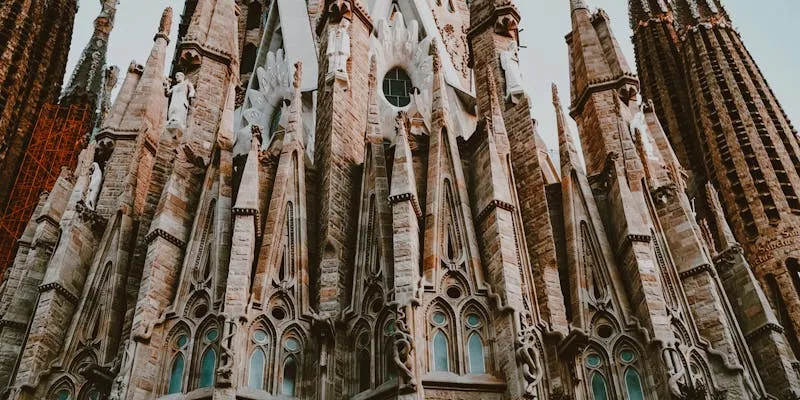 Sagrada Família iluminada à noite